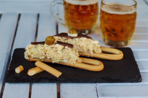 Barquitas de ensaladilla Deux picos barquita de ensaladilla y 2 bieres.